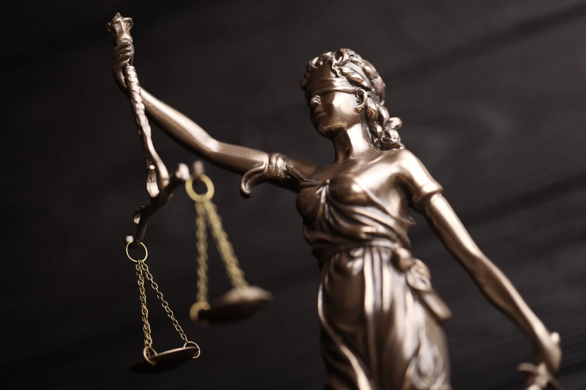 La Justice en Péril : Quand l'Équité et l'Indépendance Vacillent