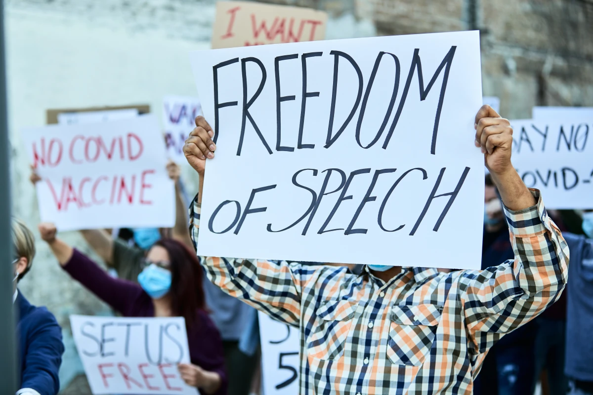 La liberté d'expression face à la désinformation : un équilibre fragile à l'ère numérique
