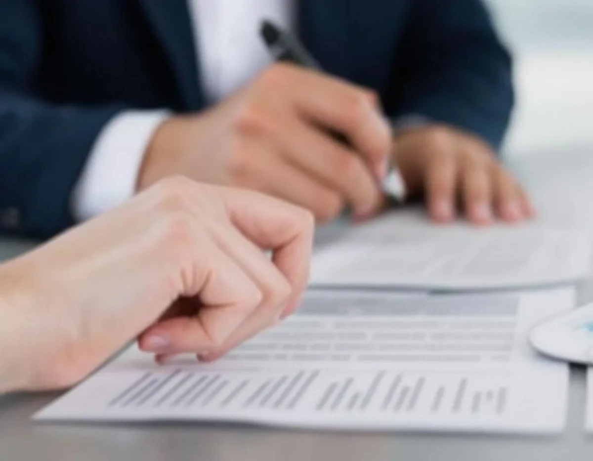 La protection du consommateur face aux clauses abusives : enjeux et évolutions juridiques